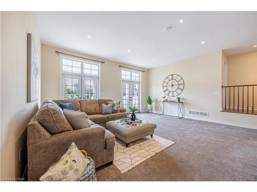 38-7333 Lionshead Avenue, Niagara Falls, ON - Indoor Photo Showing Living Room