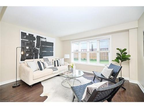 4468 Shuttleworth Drive, Niagara Falls, ON - Indoor Photo Showing Living Room