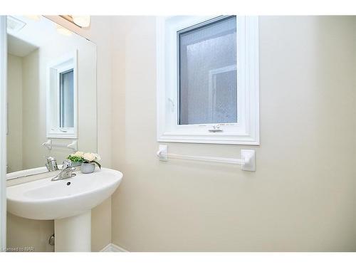 4468 Shuttleworth Drive, Niagara Falls, ON - Indoor Photo Showing Bathroom