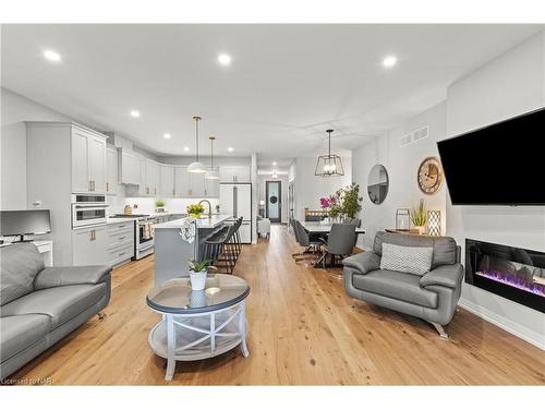 10-300 Richmond St Street, Thorold, ON - Indoor Photo Showing Living Room