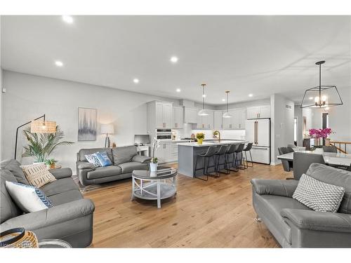 10-300 Richmond St Street, Thorold, ON - Indoor Photo Showing Living Room