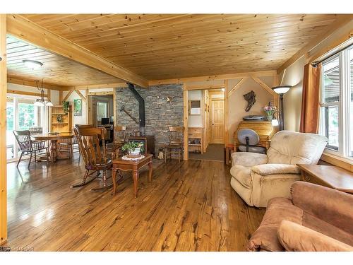 12264 Brawn Road, Wainfleet, ON - Indoor Photo Showing Living Room