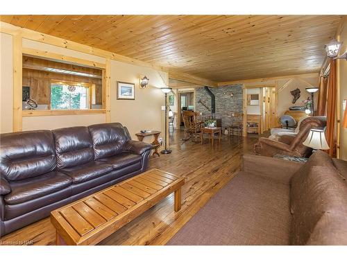 12264 Brawn Road, Wainfleet, ON - Indoor Photo Showing Living Room