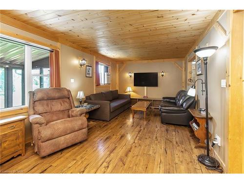 12264 Brawn Road, Wainfleet, ON - Indoor Photo Showing Living Room