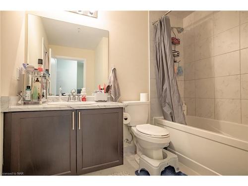 236-16 Concord Place, Grimsby, ON - Indoor Photo Showing Bathroom