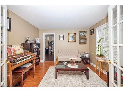 1345 Parkside Avenue, Fort Erie, ON - Indoor Photo Showing Living Room