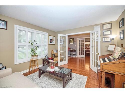 1345 Parkside Avenue, Fort Erie, ON - Indoor Photo Showing Living Room