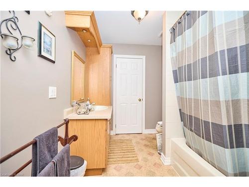 1345 Parkside Avenue, Fort Erie, ON - Indoor Photo Showing Bathroom