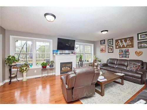 1345 Parkside Avenue, Fort Erie, ON - Indoor Photo Showing Living Room With Fireplace