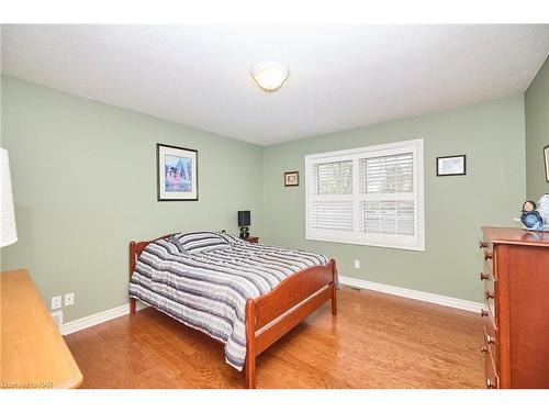 1345 Parkside Avenue, Fort Erie, ON - Indoor Photo Showing Bedroom