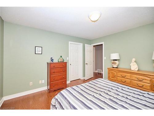 1345 Parkside Avenue, Fort Erie, ON - Indoor Photo Showing Bedroom