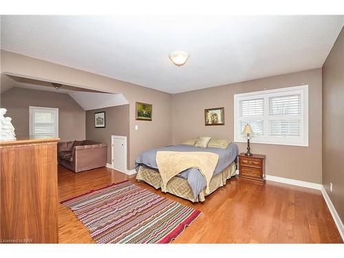 1345 Parkside Avenue, Fort Erie, ON - Indoor Photo Showing Bedroom