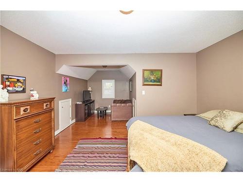 1345 Parkside Avenue, Fort Erie, ON - Indoor Photo Showing Bedroom