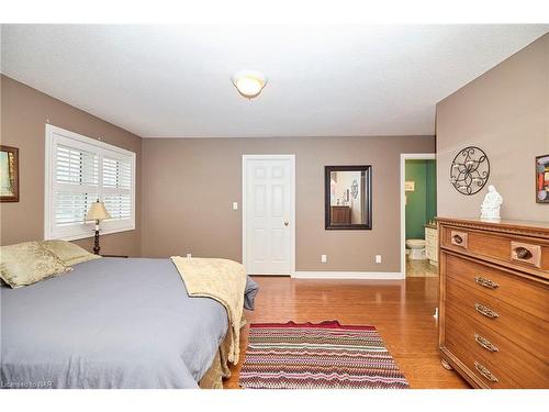 1345 Parkside Avenue, Fort Erie, ON - Indoor Photo Showing Bedroom