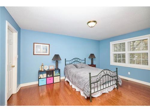 1345 Parkside Avenue, Fort Erie, ON - Indoor Photo Showing Bedroom