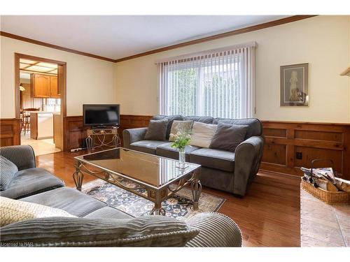 37 Cole Farm Boulevard, St. Catharines, ON - Indoor Photo Showing Living Room