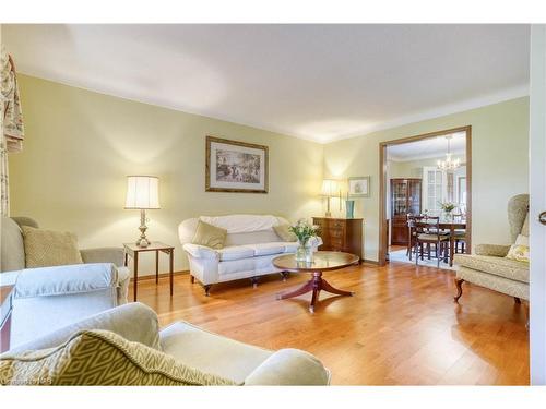 37 Cole Farm Boulevard, St. Catharines, ON - Indoor Photo Showing Living Room