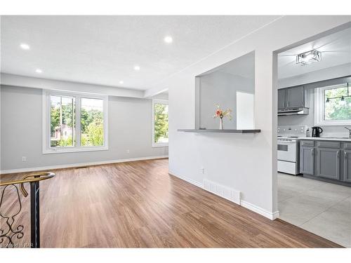 2 Acadia Crescent, St. Catharines, ON - Indoor Photo Showing Kitchen