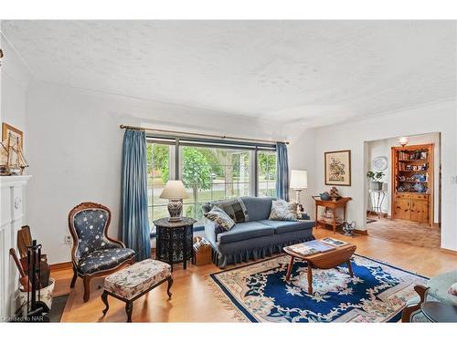 10 Briarsdale Drive, St. Catharines, ON - Indoor Photo Showing Living Room