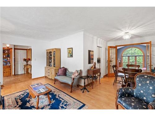 10 Briarsdale Drive, St. Catharines, ON - Indoor Photo Showing Living Room