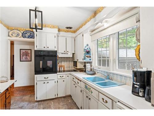 10 Briarsdale Drive, St. Catharines, ON - Indoor Photo Showing Kitchen With Double Sink