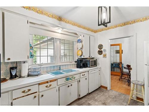 10 Briarsdale Drive, St. Catharines, ON - Indoor Photo Showing Kitchen With Double Sink