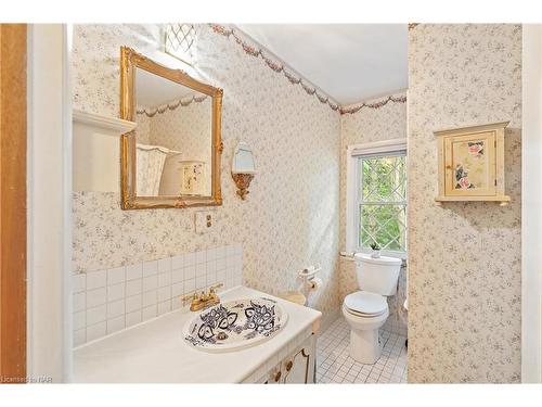 10 Briarsdale Drive, St. Catharines, ON - Indoor Photo Showing Bathroom