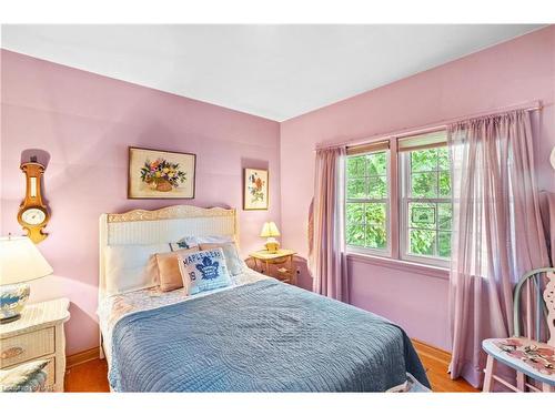 10 Briarsdale Drive, St. Catharines, ON - Indoor Photo Showing Bedroom