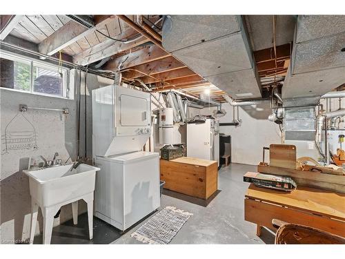 10 Briarsdale Drive, St. Catharines, ON - Indoor Photo Showing Laundry Room