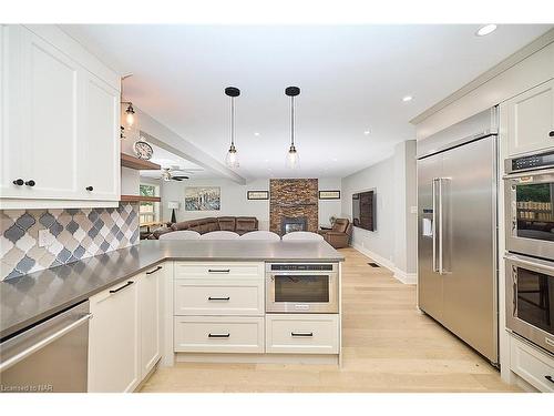 16 Blackwood Crescent, Fonthill, ON - Indoor Photo Showing Kitchen With Upgraded Kitchen