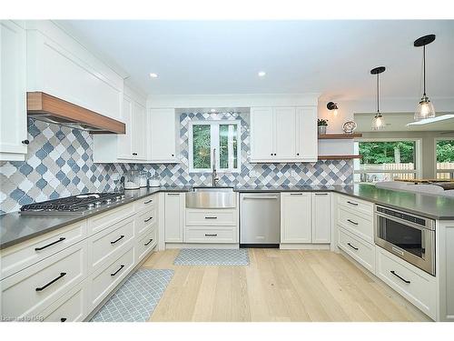 16 Blackwood Crescent, Fonthill, ON - Indoor Photo Showing Kitchen With Upgraded Kitchen