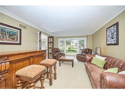 16 Blackwood Crescent, Fonthill, ON - Indoor Photo Showing Living Room