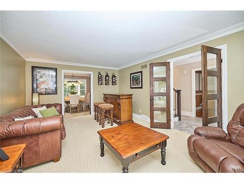 16 Blackwood Crescent, Fonthill, ON - Indoor Photo Showing Living Room