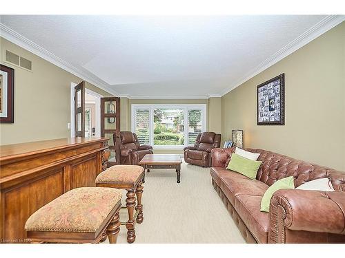 16 Blackwood Crescent, Fonthill, ON - Indoor Photo Showing Living Room