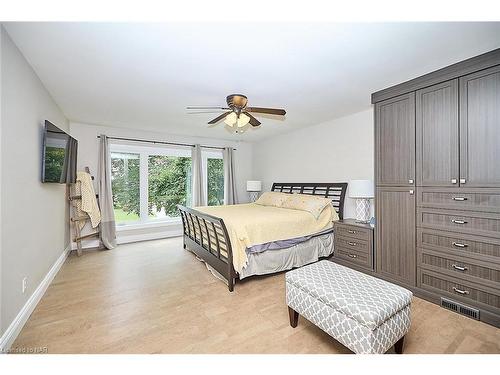 16 Blackwood Crescent, Fonthill, ON - Indoor Photo Showing Bedroom