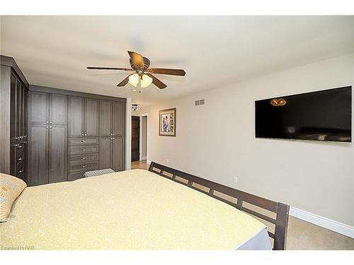 16 Blackwood Crescent, Fonthill, ON - Indoor Photo Showing Bedroom