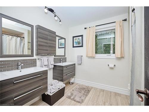 16 Blackwood Crescent, Fonthill, ON - Indoor Photo Showing Bathroom