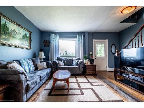 962 Robinson Road, Dunnville, ON - Indoor Photo Showing Living Room