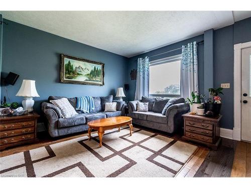 962 Robinson Road, Dunnville, ON - Indoor Photo Showing Living Room