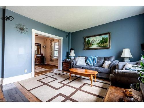 962 Robinson Road, Dunnville, ON - Indoor Photo Showing Living Room