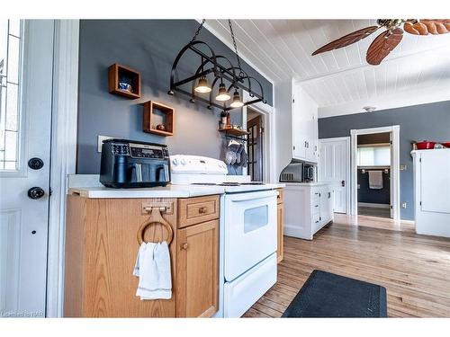 962 Robinson Road, Dunnville, ON - Indoor Photo Showing Kitchen