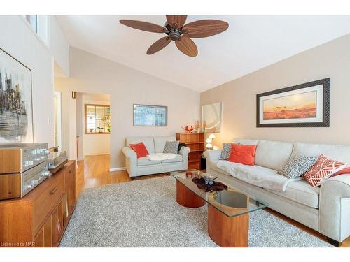 5 Claremount Circle, Welland, ON - Indoor Photo Showing Living Room