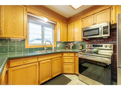 5 Claremount Circle, Welland, ON - Indoor Photo Showing Kitchen With Double Sink