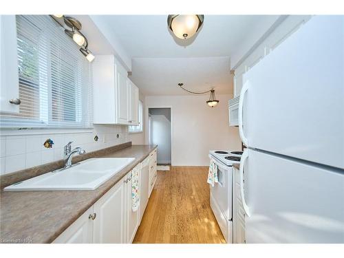 7635 Ronnie Crescent, Niagara Falls, ON - Indoor Photo Showing Kitchen