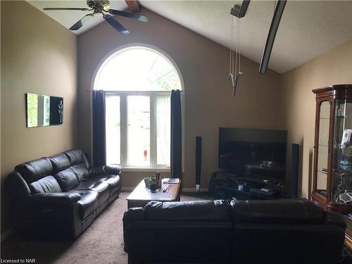 1193 Pettit Road, Fort Erie, ON - Indoor Photo Showing Living Room