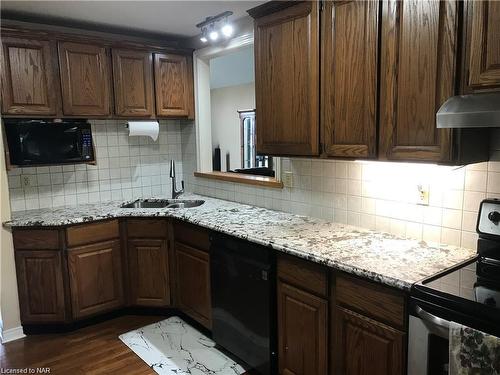 1193 Pettit Road, Fort Erie, ON - Indoor Photo Showing Kitchen