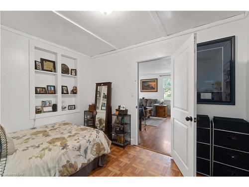 47 Cunningham Street, Thorold, ON - Indoor Photo Showing Bedroom