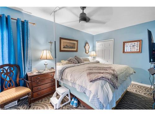 4464 Sixth Avenue, Niagara Falls, ON - Indoor Photo Showing Bedroom