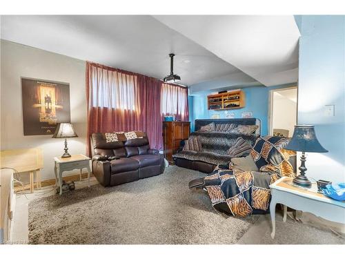 4464 Sixth Avenue, Niagara Falls, ON - Indoor Photo Showing Living Room