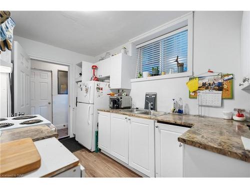 4464 Sixth Avenue, Niagara Falls, ON - Indoor Photo Showing Kitchen With Double Sink